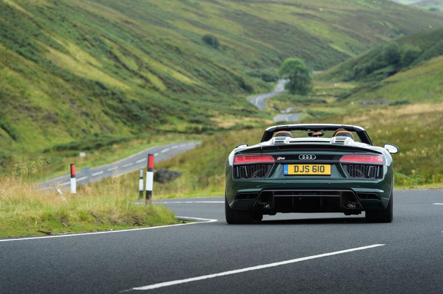  Audi R8 Spyder V10 Plus 2017 года  (UK) (фото 12 из 40)